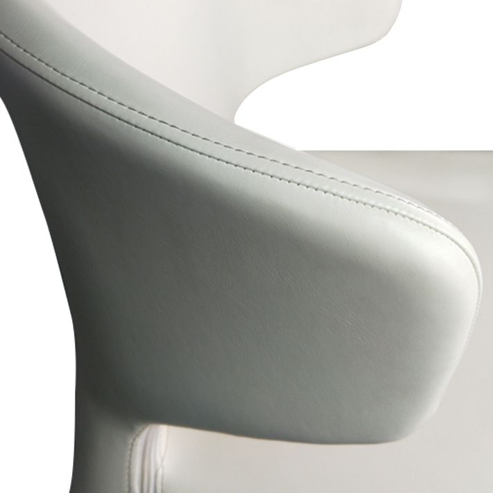Silla de comedor individual con respaldo de ala y acabado mate de sillón de cuero estilo diseñador