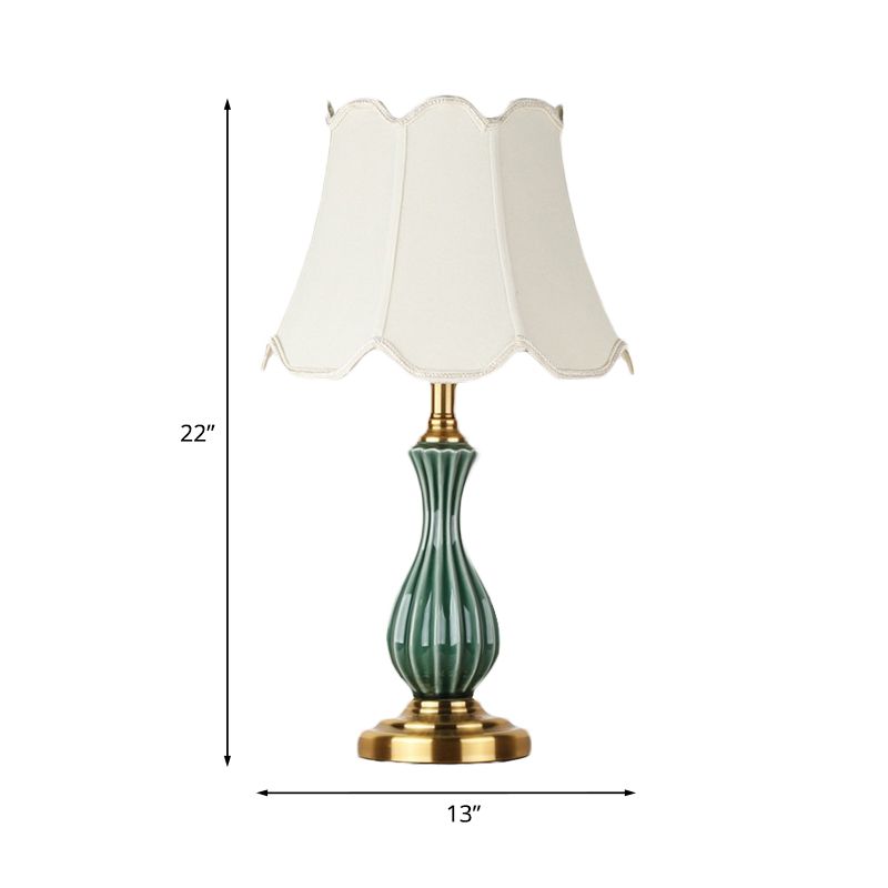 1 Glühbirnen-Stofftischlampe Traditionelle weiße, überbesserte/konische Schlafzimmer-Nachttischbeleuchtung mit Keramik-Urnen-Förster-Basis