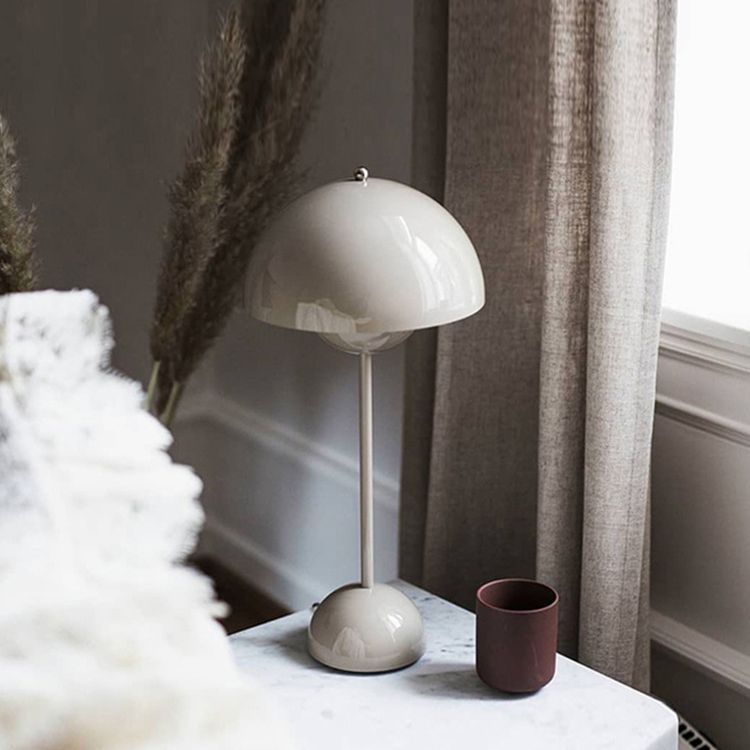 Lampada da tavolo moderna e minimalista a LED Lampada da tavolo Macaron emisfero in ferro battuto per camera da letto