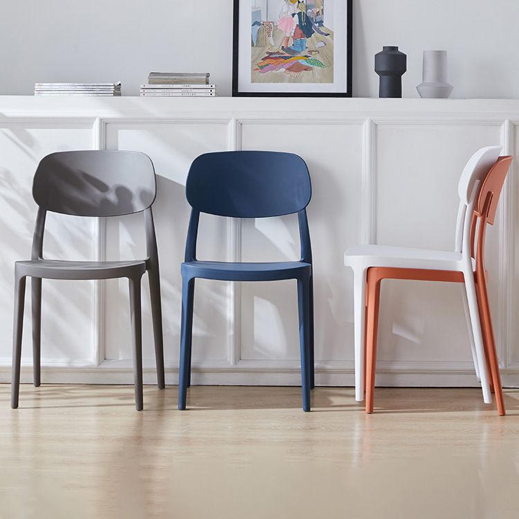 Chaise d'appoint de salon scandinave en plastique, finition mate, chaise de salle à manger à dossier ouvert