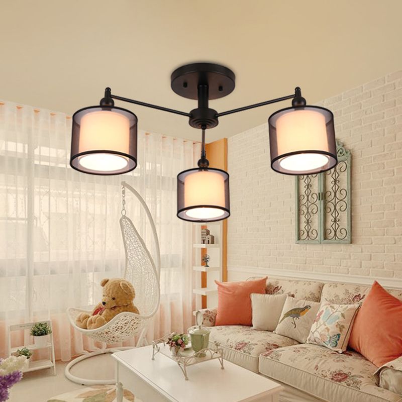 Soggiorno contemporaneo in tessuto cilindrico semifulto vicino al lampadario del soffitto in nero