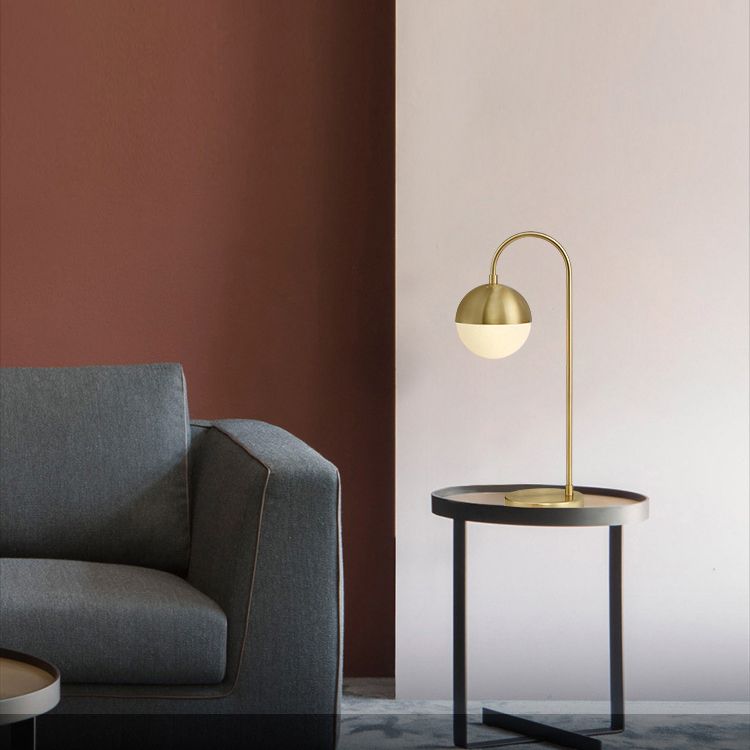 Una lampada da scrivania in metallo in stile decorazione postmoderna leggera per il soggiorno della camera da letto