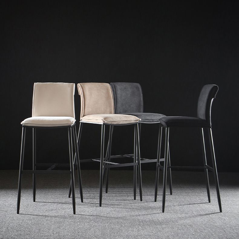 Taburete de bar moderno tapizado con respaldo sin brazos y base de metal