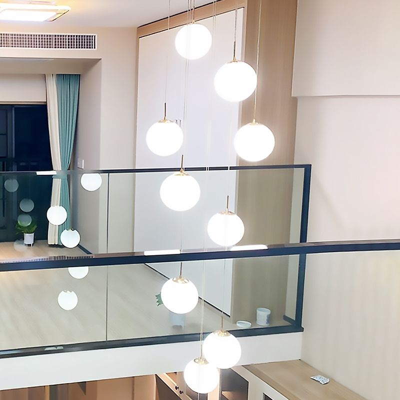 Creme Blasen Multi -Anhänger Deckenleuchte Minimalismus weiße Glas Treppe Suspension Licht in Gold