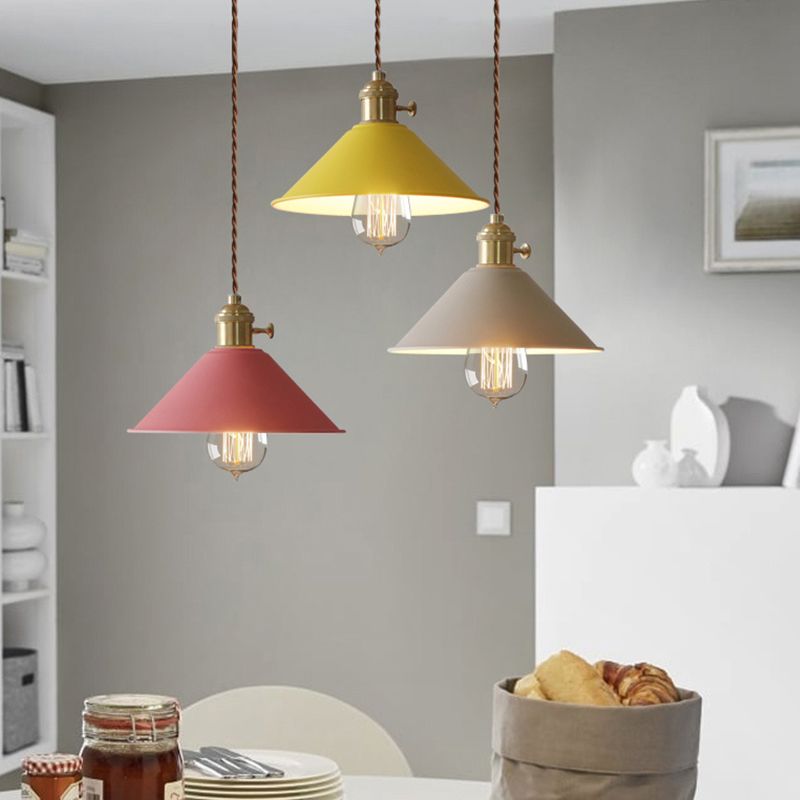 Forme de cône en métal Lumières suspendues modernes à 1 lumière suspendue à support pour salle à manger
