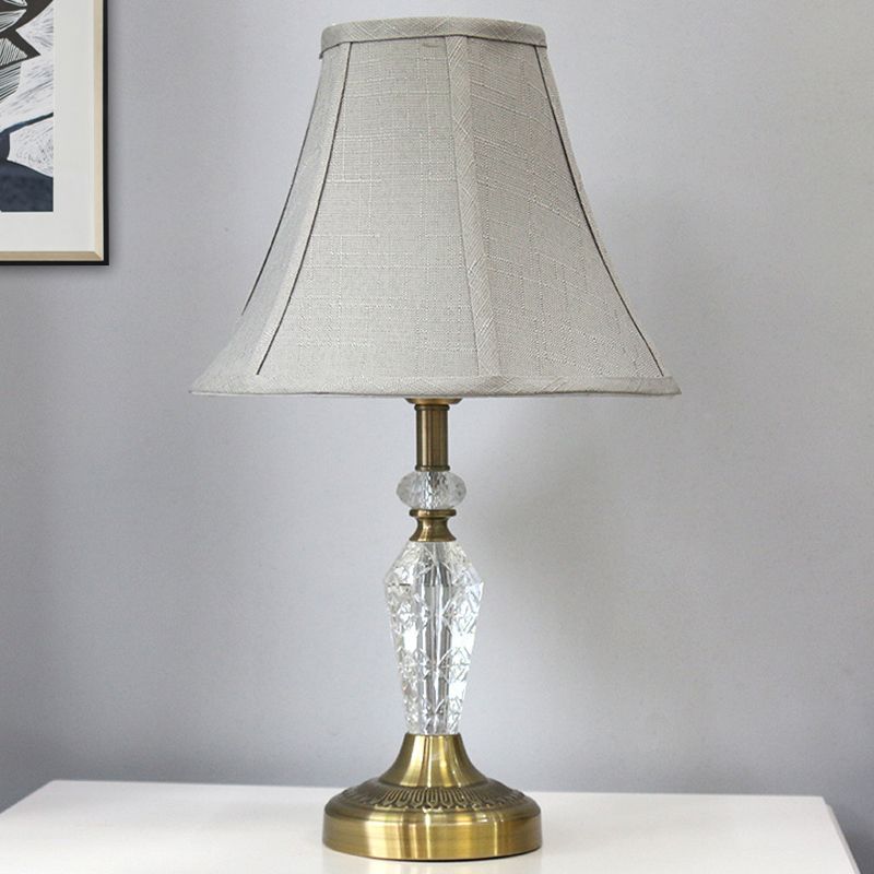 Lampada da comodino a 1 testa in tessuto contemporaneo con illuminazione a campana in cristallo con pannelli in grigio