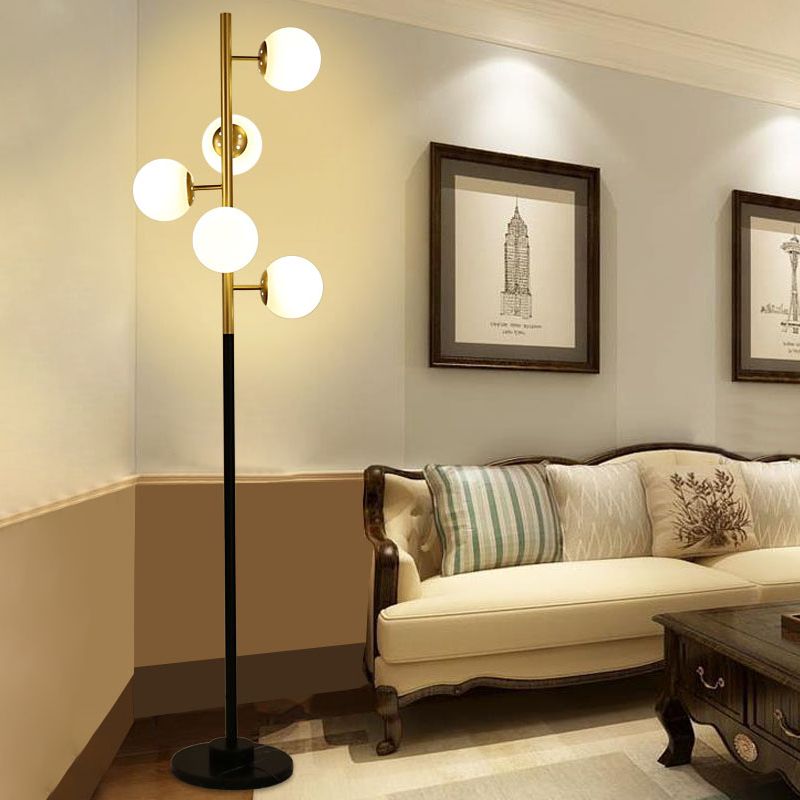 Luce del pavimento dell'albero oro nero semplicità a 5 bulboni in piedi su lampada in piedi con beige/latte bianco in vetro