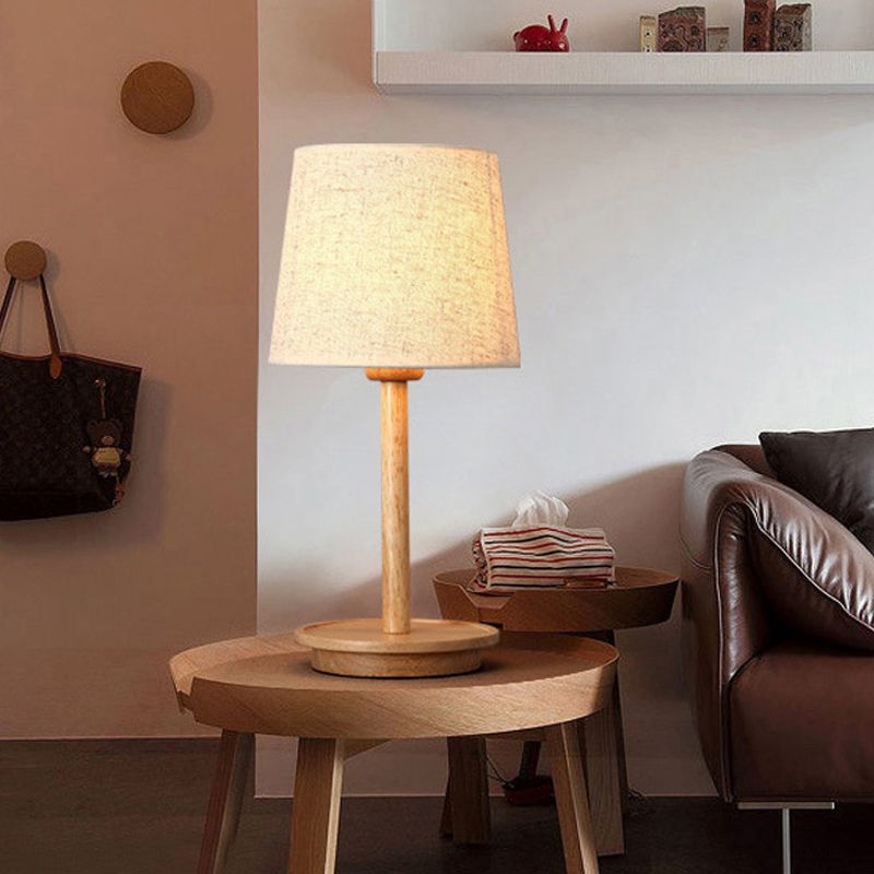 Lampada da comodino moderna affusolata in tessuto con 1 lampadina, colore bianco con base in legno