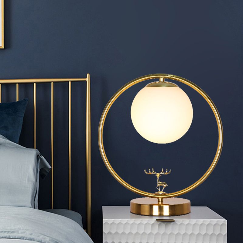 Lampada da tavolo a sfera in vetro avorio stile semplice Lampada da notte dorata a 1 luce con anello in metallo e decorazione con cervo