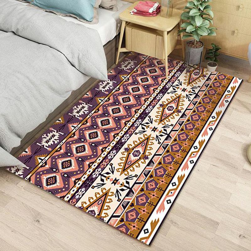 Tapis tribal géométrique diamant rose foncé