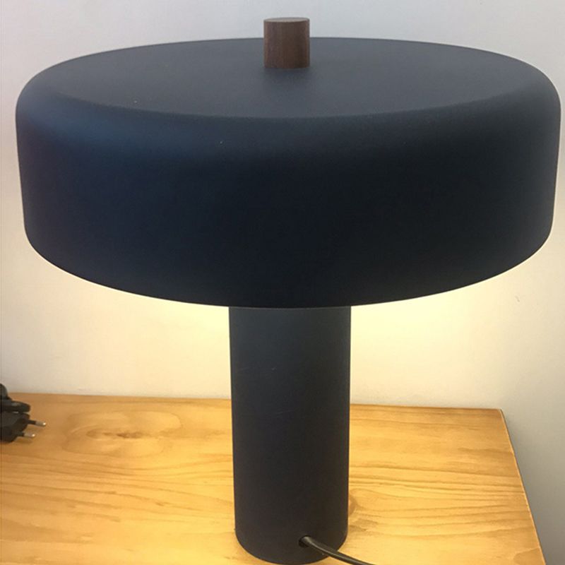 Lampada da comodino rotonda con illuminazione da tavolo minimale a 1 testa con paralume metallico per camera da letto