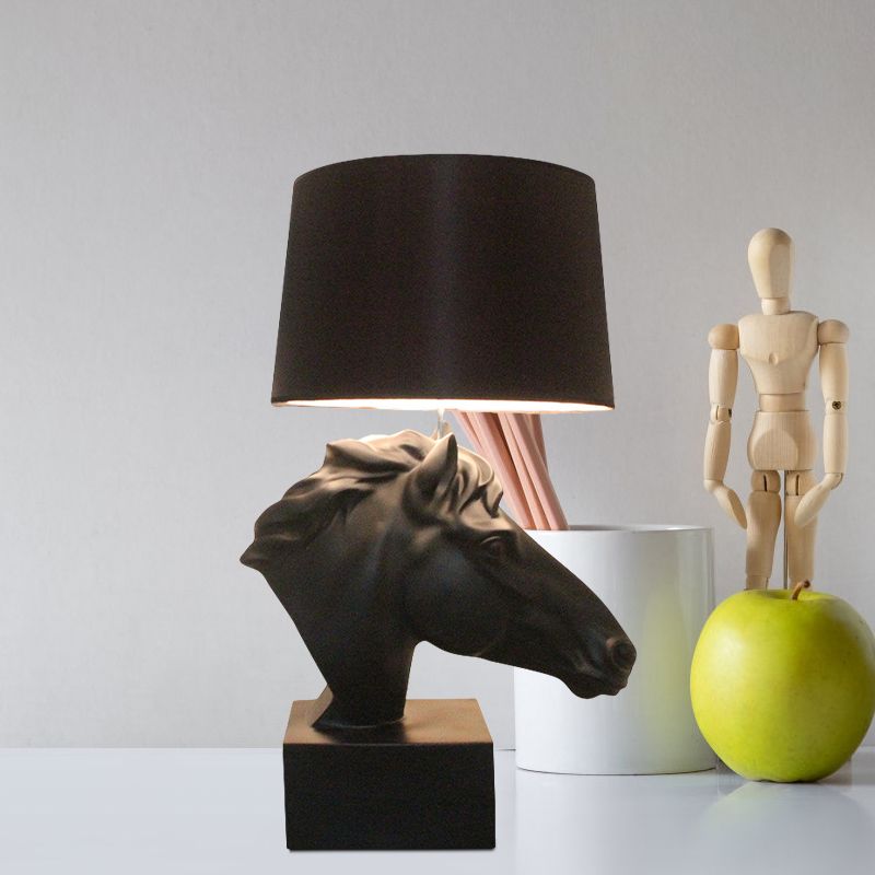 1 Glühbirnen -Stofftisch -Beleuchtungslandstil schwarz verjüngende Salon Nachtlampe mit Roskopfbasis