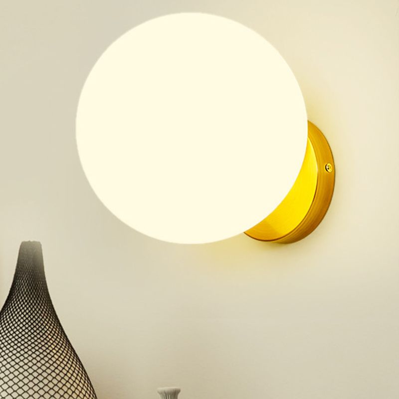 Minimalist 1 Glühbirne Nachtleuchte leichte matte weiße Glaskugel Wandhalterung in Gold