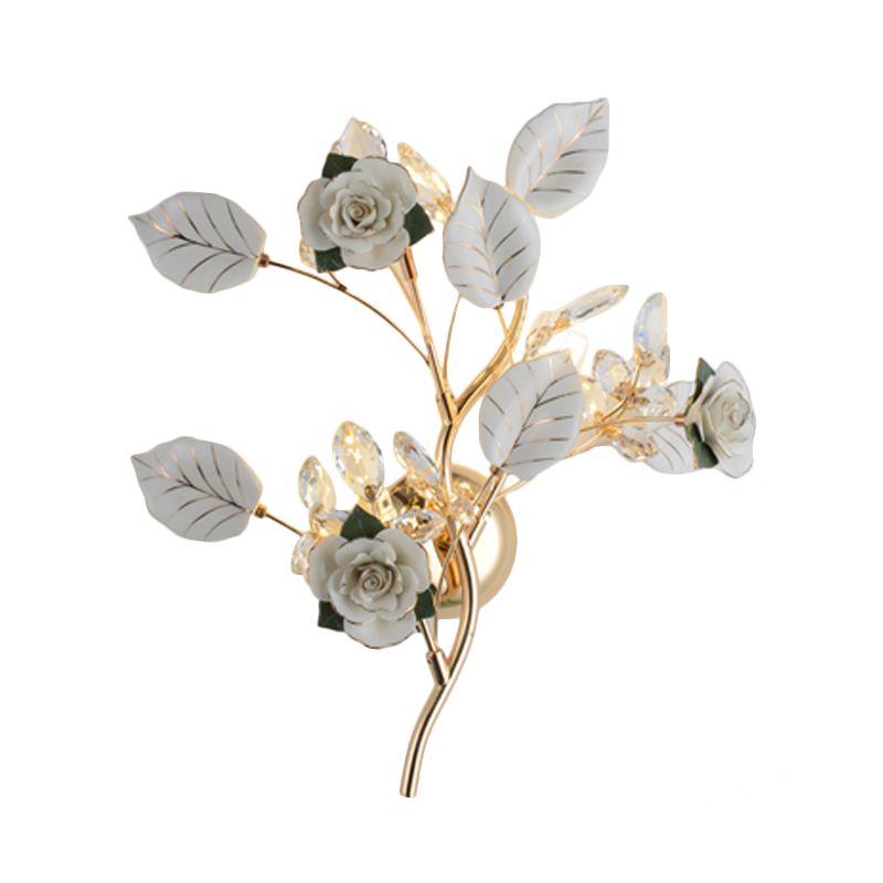 Lodge branche lampe murale céramique et cristal clair 3 bulbes de chambre à coucher lumière avec design de rose et de feuilles en noir / blanc