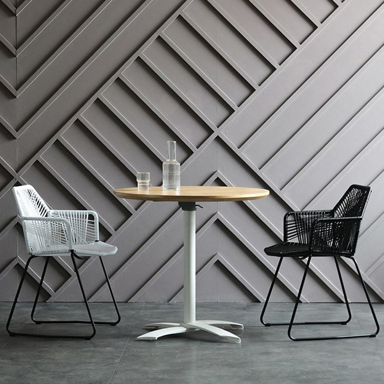 La parte posterior abierta del diseño industrial que cena el patio de la rota de las sillas laterales cena la silla lateral