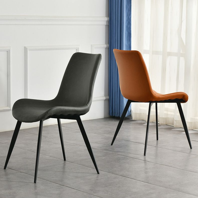 Chaises de salle à manger en simili cuir style contemporain avec 4 pieds finition noire, chaises sans accoudoirs