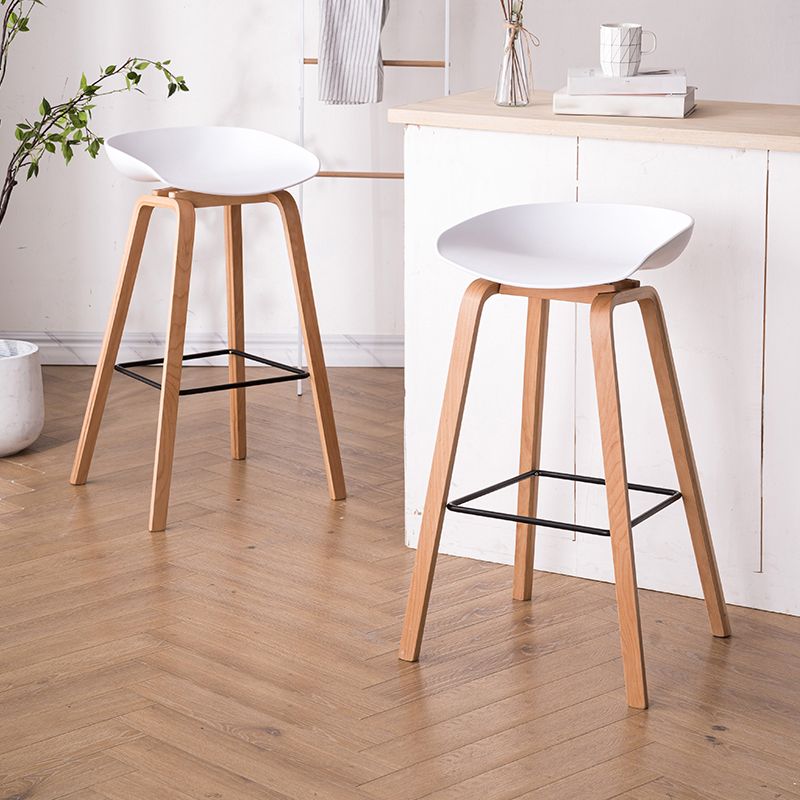 Barhocker im skandinavischen Stil mit Holzbeinen, Schalensitz für die Küchenbar