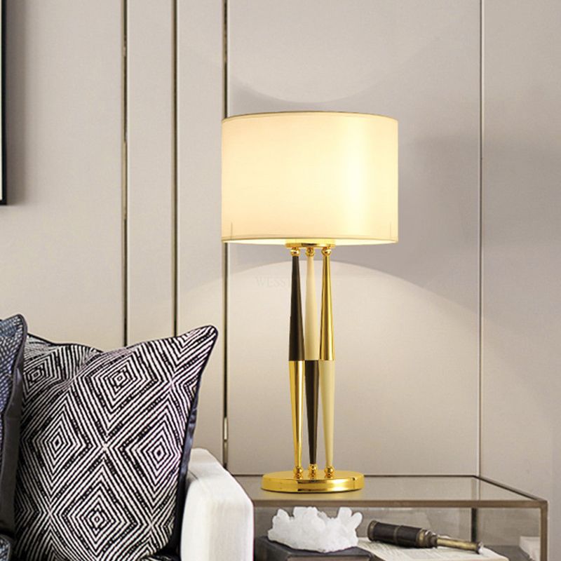 Tambour-tissu table de nuit Éclairage de style moderne en métal 1-tampon lampe de chevet de salon en blanc