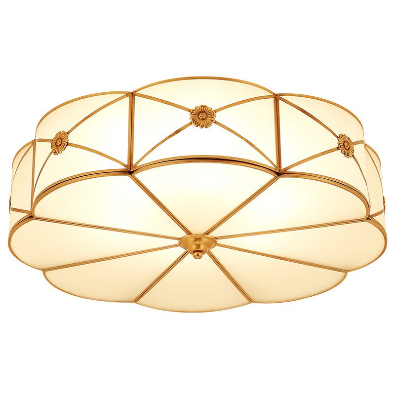 Inbouwlamp Traditionele inbouwlamp voor de slaapkamer met geschulpt glas in de schaduw van goud