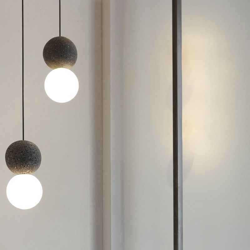 Neuheit einfacher Schneeball -Anhänger Zement 1 Leichtes Wohnzimmer Licht in Schwarz mit Milchglasschatten