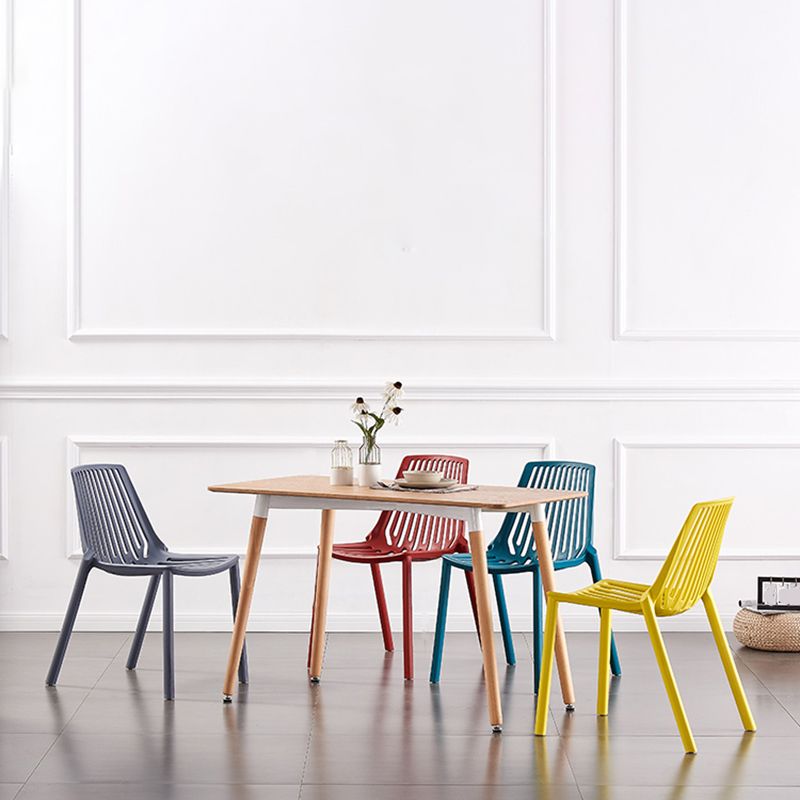 Chaise latérale en plastique contemporaine de restaurant finition mate chaise de salle à manger arrière à lattes