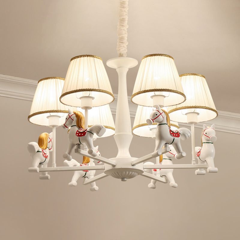Tissu plissé Éclairage de plafond conique Carton d'éclairage de lustre blanc avec cheval en résine