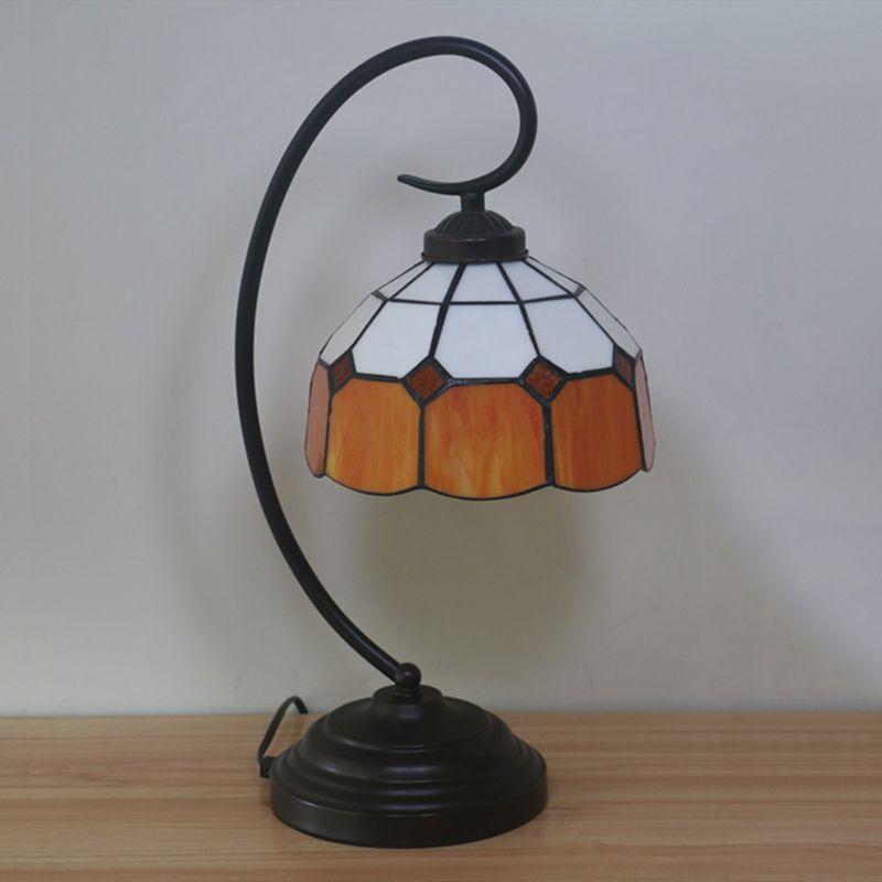 1 Kopfnetzkuppel Nachttisch Lampe Barock Orange/Blau/Gelb geschnittene Glasaufgabenbeleuchtung mit Wirbelarm