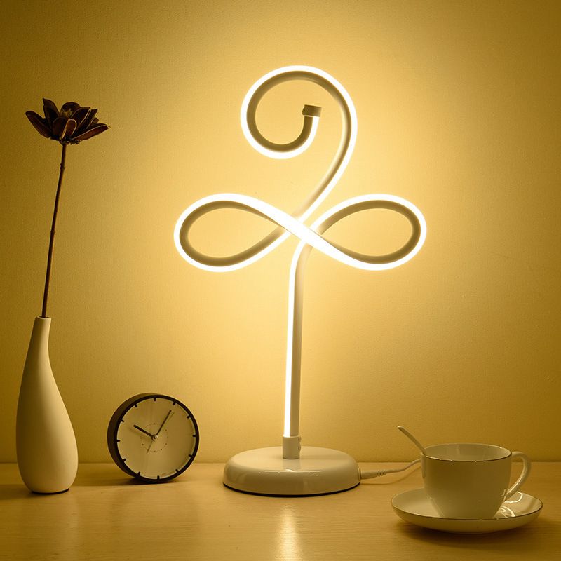 Luce da tavolo da notte a trifoglio metallico Light Simple Style Task Lamp in bianco per camera da letto