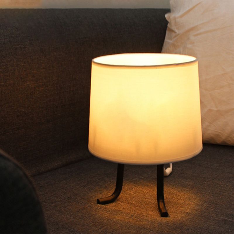 Lampada da comodino in tessuto a botte Lampada da tavolo nordica a 1 lampadina in lino/bianco con 3 gambe per camera da letto