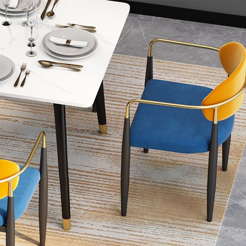 Silla de comedor tapizada estilo diseñador con respaldo abierto y acabado mate