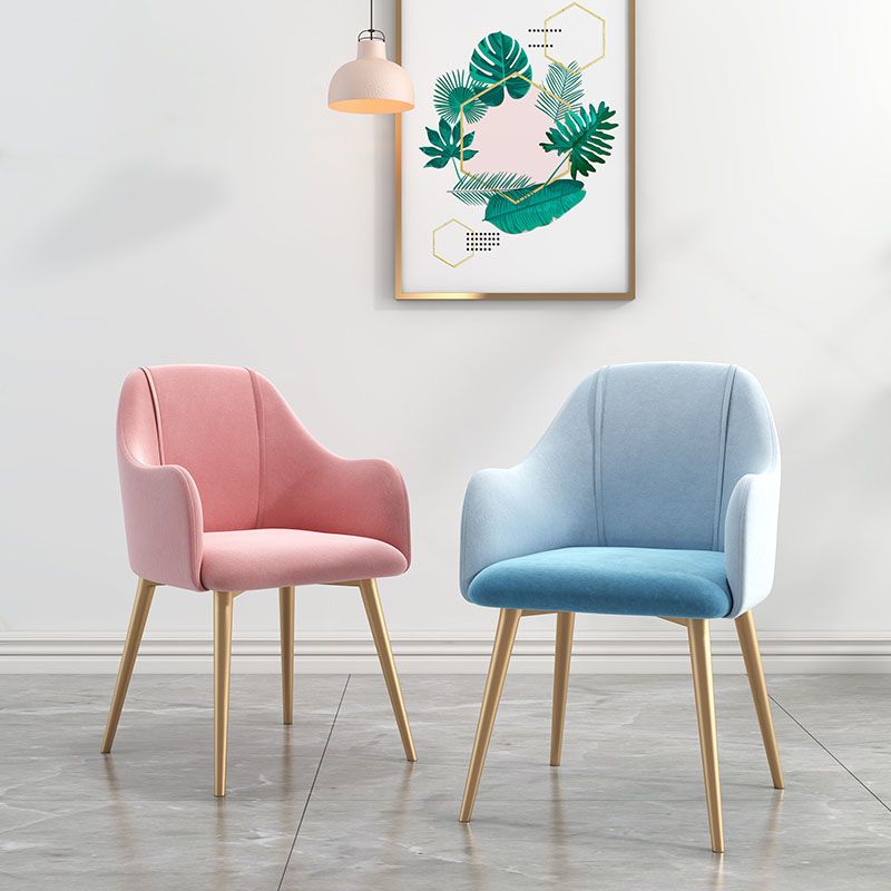Sillas de comedor de terciopelo Glam, silla lateral de comedor de metal con brazo para uso en restaurantes