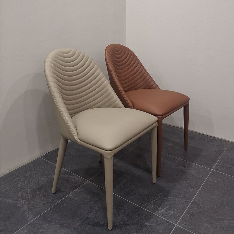 Silla sin brazos inclinada curvada de cuero moderna Silla Parsons con acabado mate para Brasserie