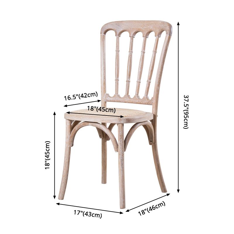 La salle à manger traditionnelle en bois massif préside les chaises à dossier à lamelles de finition mate