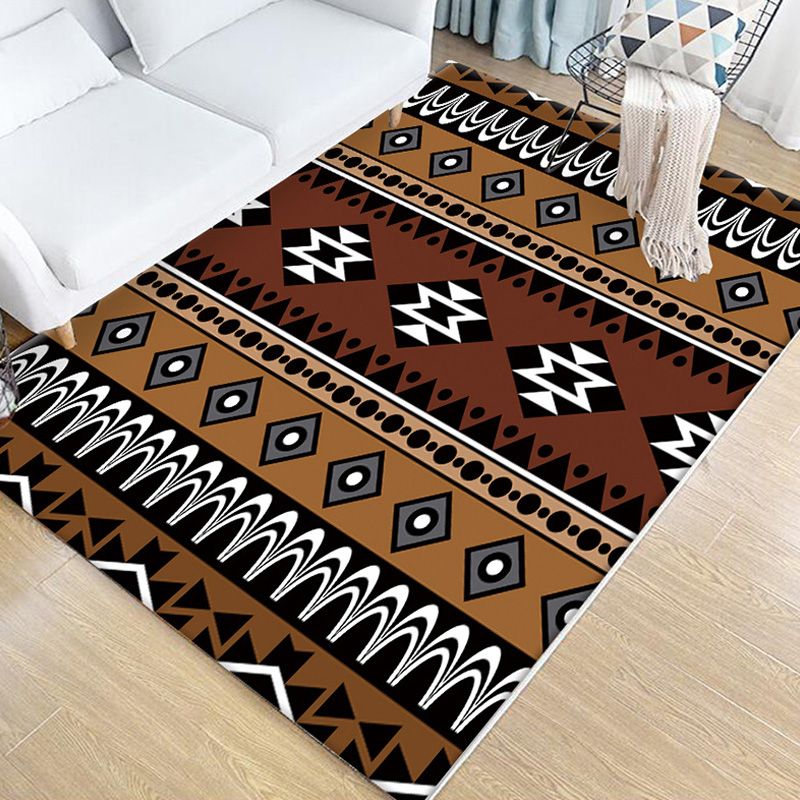 Stammes geometrisches Muster Rug brauner und grüner Polyester Teppich waschbarer Haustierfreundlicher Anti-Schlupf-Teppich für Wohnzimmer