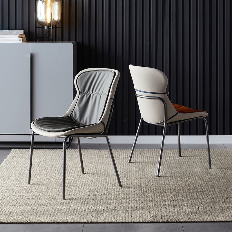 Chaises de salle à manger latérales en cuir Chaise latérale à oreilles rembourrée moderne avec pieds en métal