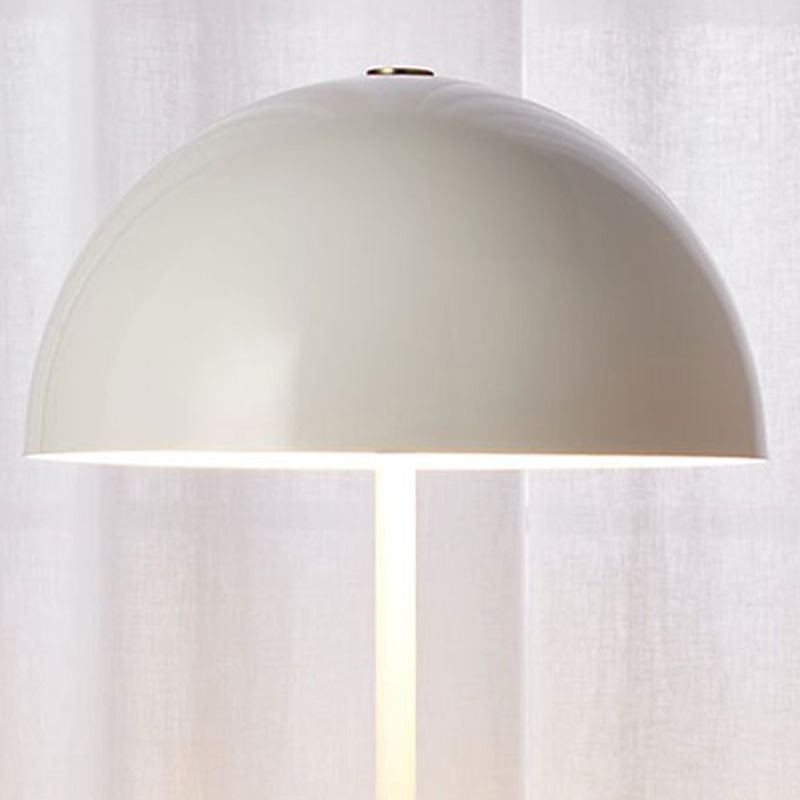 Lampada da tavolo moderna e premurosa lampada da scrivania metallica per il salotto della camera da letto dello studio