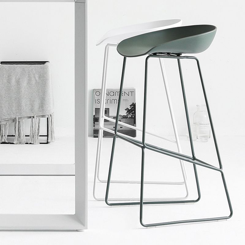 Nordic Indoor Barhocker mit niedriger Rückenlehne, einfacher hoher Eisenhocker mit Kunststoffsitz