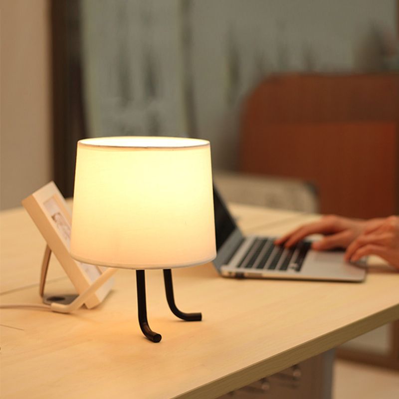Lampada da comodino in tessuto a botte Lampada da tavolo nordica a 1 lampadina in lino/bianco con 3 gambe per camera da letto