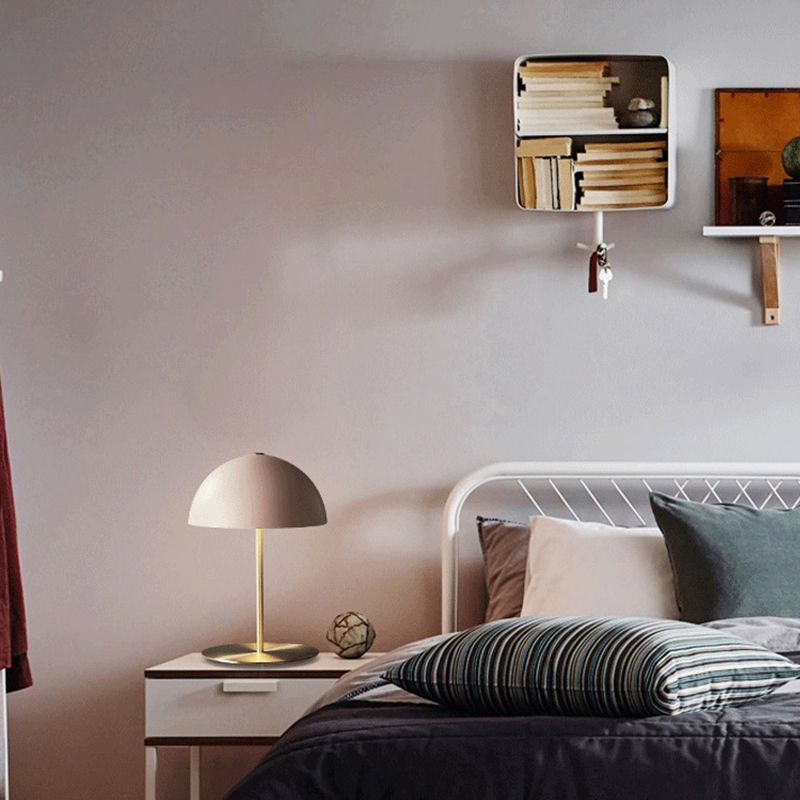 Lampada da tavolo moderna e premurosa lampada da scrivania metallica per il salotto della camera da letto dello studio