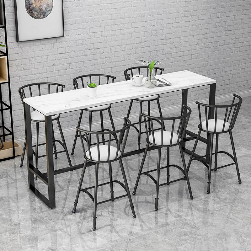 Taburete de bar redondo tapizado con respaldo y reposapiés y base de hierro