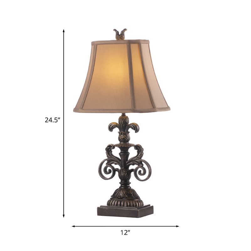 1-licht Pagode Nachtstandaard Retro Khaki Fabric Tafelverlichting met gesneden fleur de lis voetstuk