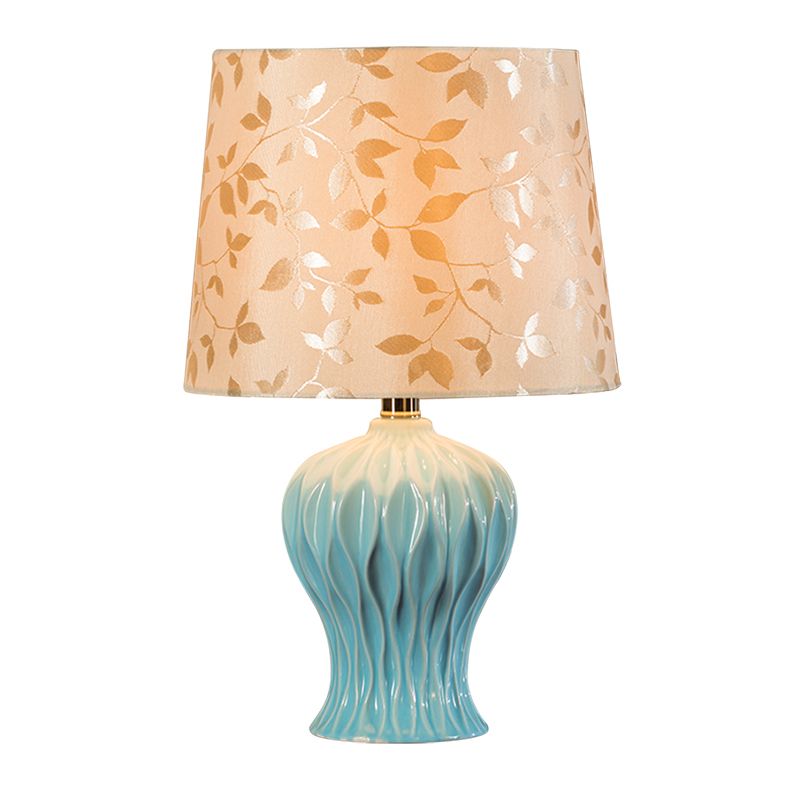 Tela impresa de hoja beige nocturno lámpara de barril de 1 luces de mesa tradicionales con base de urna azul