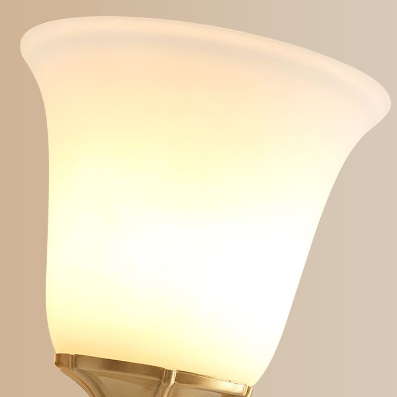 Bell White Glass Wall Lighting Aplicure Style Modernism Style 1/2 Head Liver Lampa de pared en latón