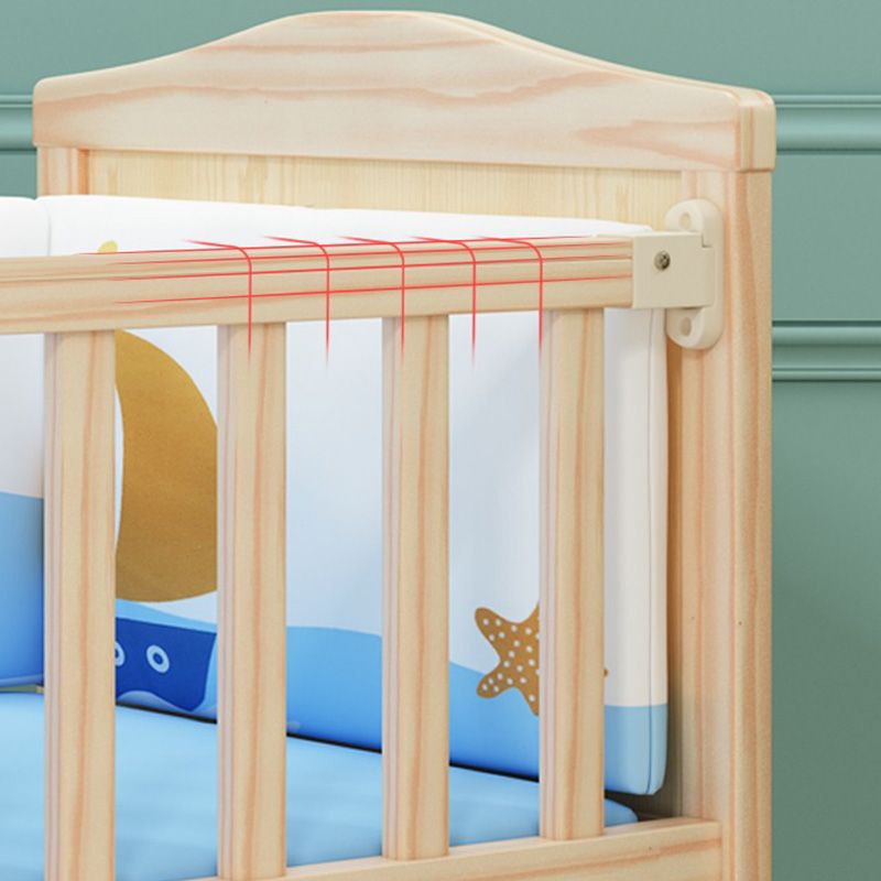 Wooden Contemporary Nursery Bed Animal Pattern Crib with Casters