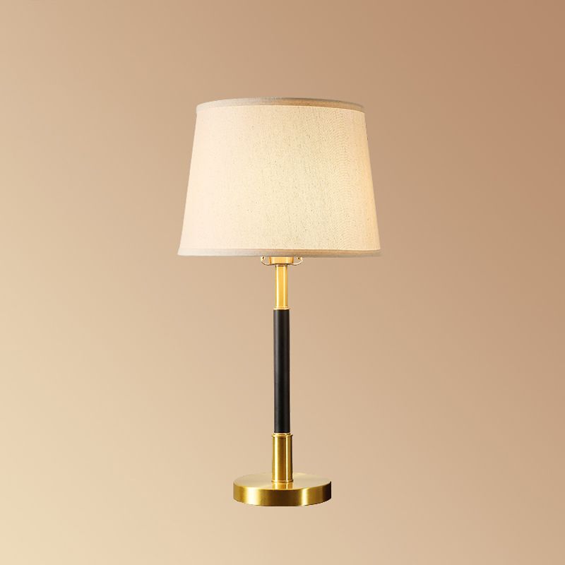 Lampada da tavolo singola Illuminazione tradizionale da comodino in tessuto a tamburo conico in ottone per soggiorno