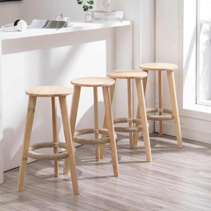 Taburete de bar simple apilable industrial de madera de caucho, taburete alto para interiores con asiento redondo