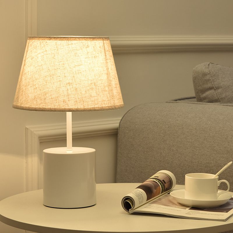 Tissu table conique lampe nordique 1 tête de lin de la tête Lumière de bureau avec cylindre blanc métallique