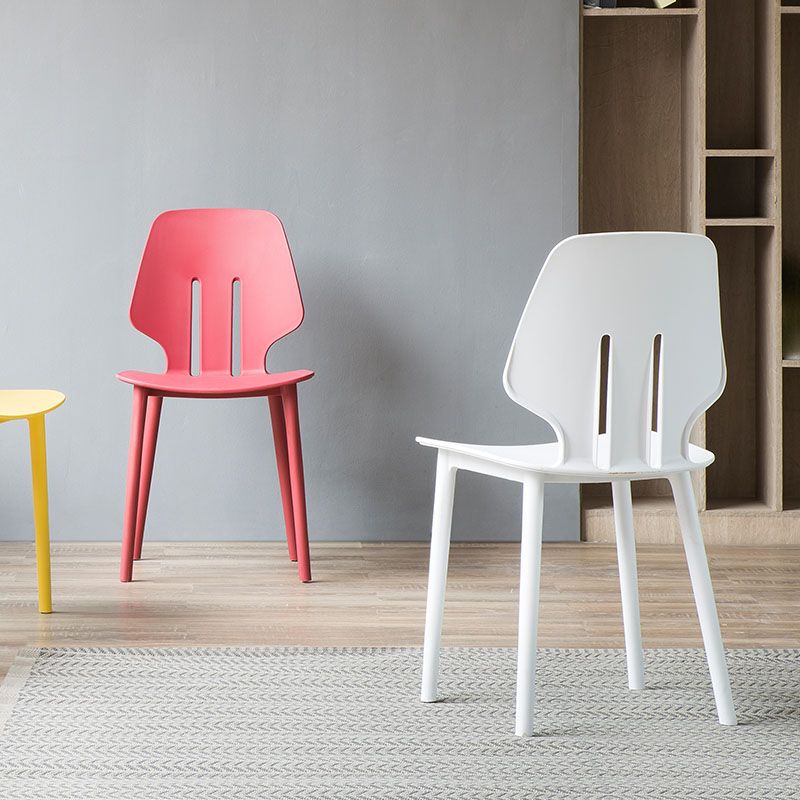 Chaise de salle à manger en plastique colorée scandinave, sans bras, à dossier solide