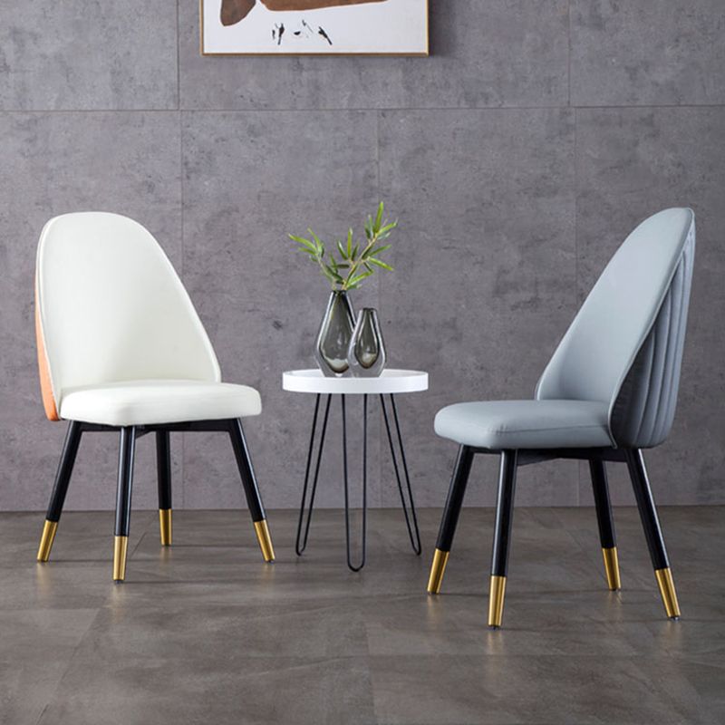 Chaise de salle à manger de style scandinave en cuir et bois, sans accoudoirs, à dossier solide