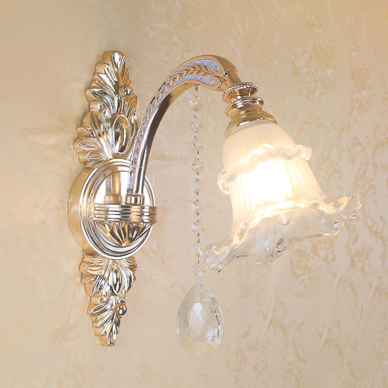 Goldene Blumenwandlampe Retro -Stil gefrostetes Glas Wohnzimmerwandleuchte mit Kristallakzent